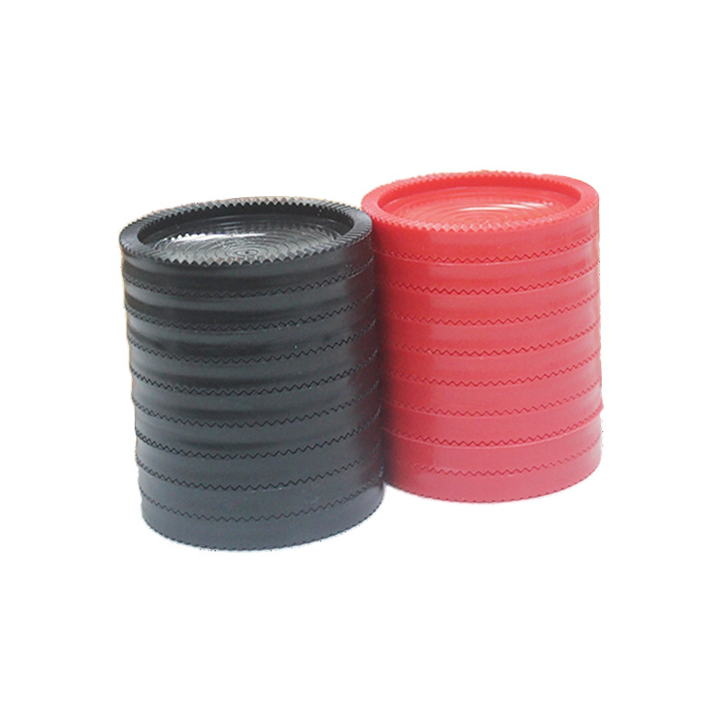 Peças de xadrez de plástico vermelho e preto
