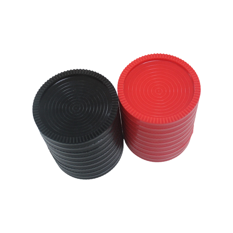 Peças de xadrez de plástico vermelho e preto