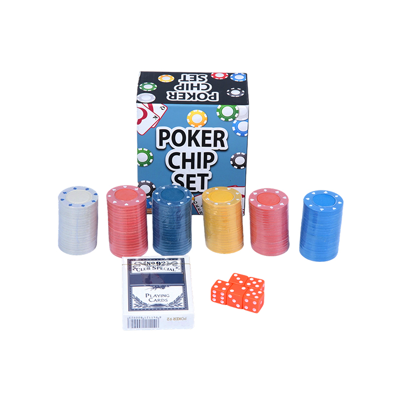 Completo com fichas coloridas, cartas de jogar e conjunto de fichas de pôquer de dados