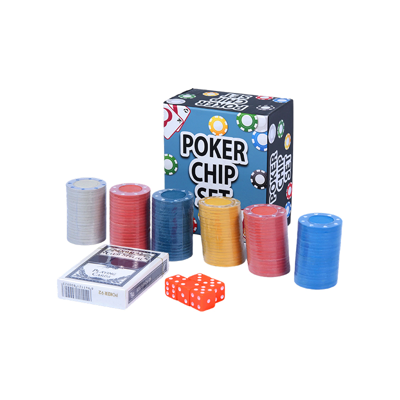 Completo com fichas coloridas, cartas de jogar e conjunto de fichas de pôquer de dados