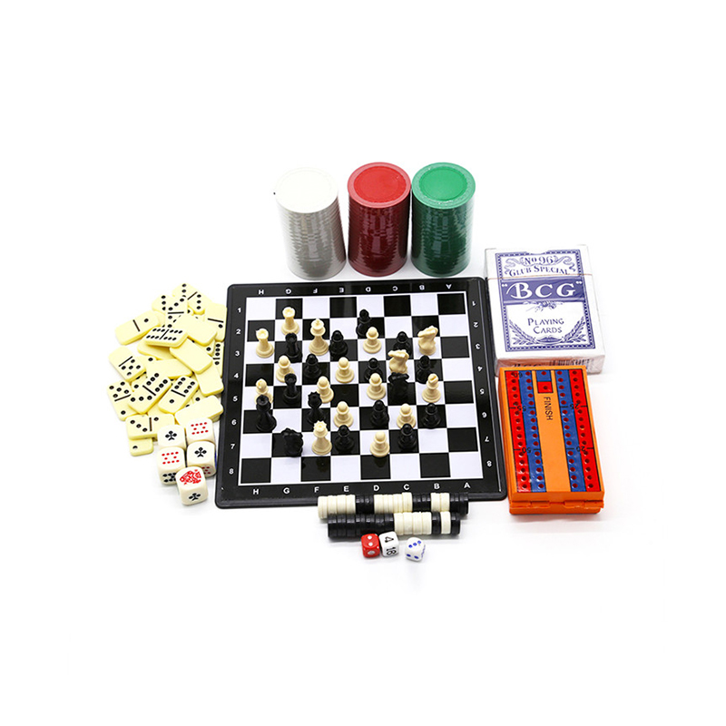 Conjunto clássico de vários jogos - combinação de xadrez, dominó, pôquer e damas