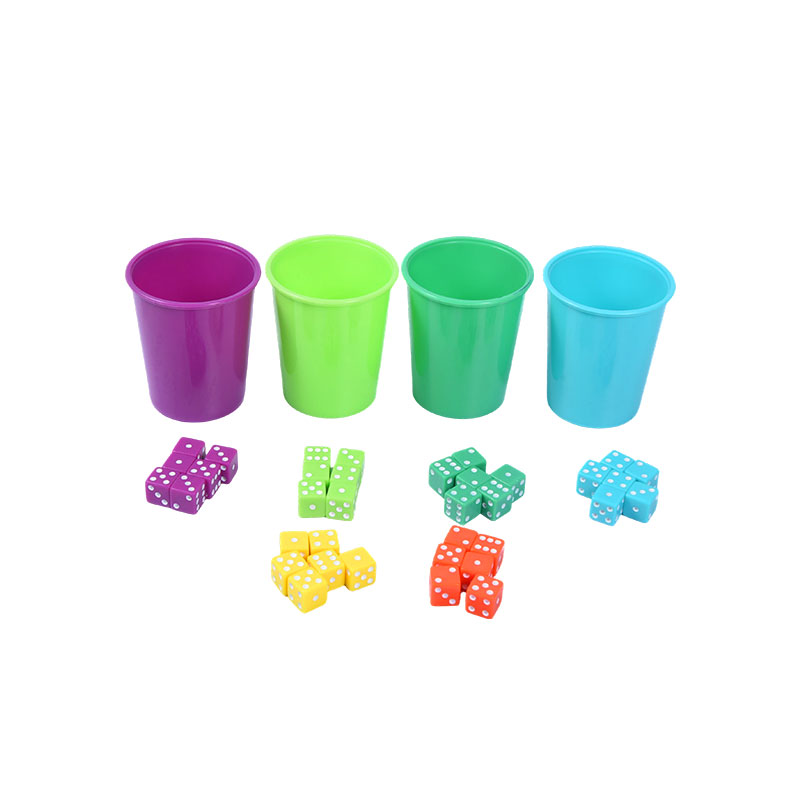 Conjunto de copos e dados de plástico coloridos – conjunto vibrante de festa ou jogo
