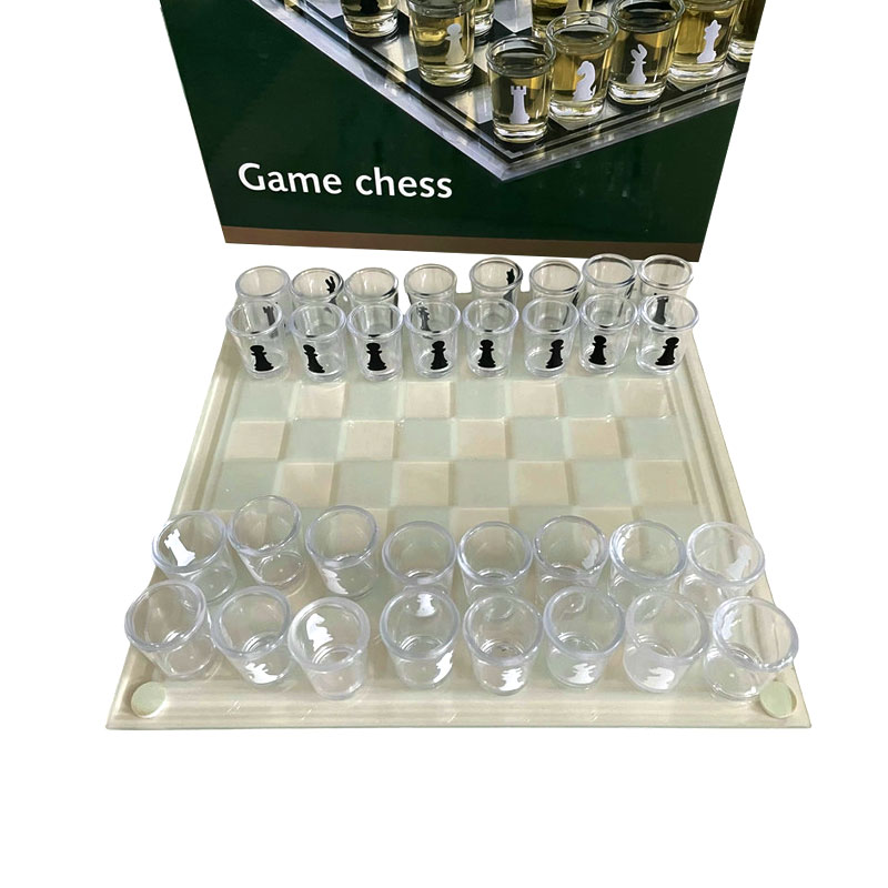 Tabuleiro de xadrez de vidro com 32 copos de shot com peças de xadrez Conjunto de copos de shot com tema de xadrez