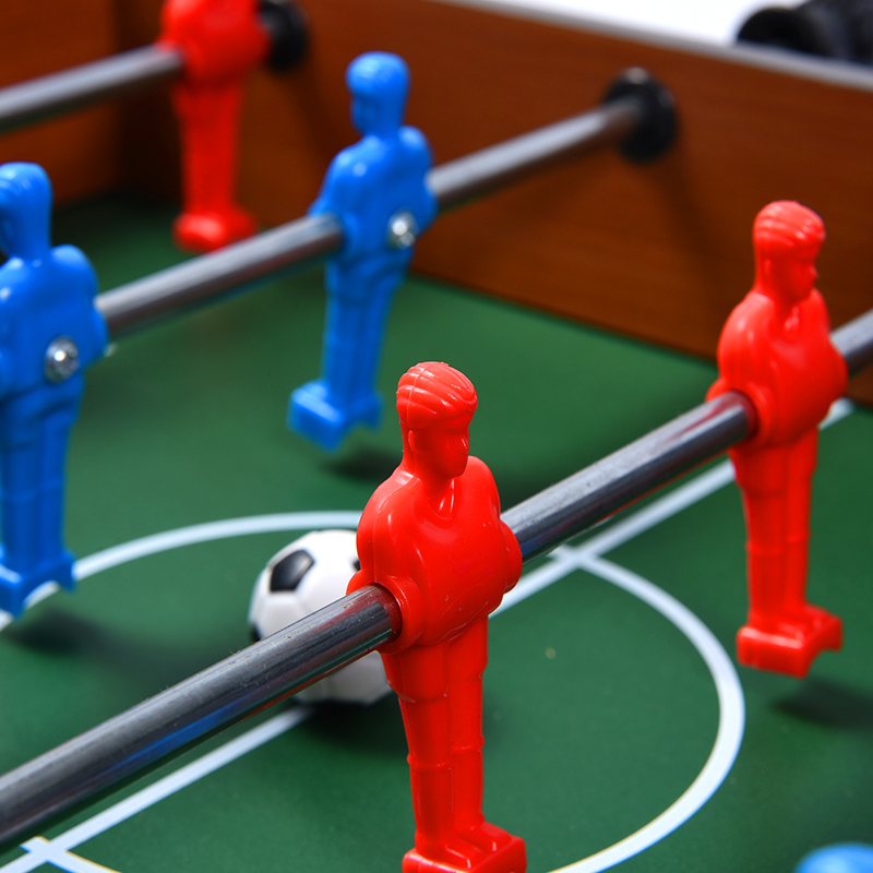 Mesa de pebolim clássica de madeira - jogo de mesa compacto com jogadores vibrantes e rastreadores de pontuação
