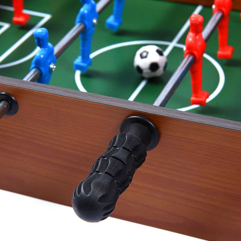 Mesa de pebolim clássica de madeira - jogo de mesa compacto com jogadores vibrantes e rastreadores de pontuação