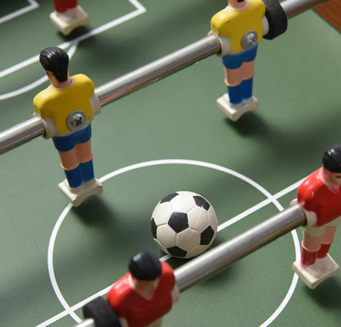 Como os jogos de pebolim melhoram a formação de equipes e a produtividade no local de trabalho?